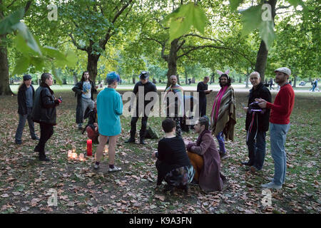 September 22, 2017, London, Vereinigtes Königreich: Die Radikale Feen von Albion und Freunde versammeln sich für ein Equinox Ritual im Green Park Baum Kreis ihre Gefühle über die globale Situation für die Queer Völker der Welt zum Ausdruck, von denen viele in den Ländern, in denen das tödliche Erbe der homophobe Gesetze durch das Britische Empire eingeführt heute noch so schrecklich leben. Sie verarbeiten von Buckingham Palace und liefern einen eindringlichen Appell und Einladung zur Königin Elizabeth II. sich über die Notlage der LGBTIQ + Leute im Commonwealth zu sprechen; das böse Erbe der homophobe Gesetzgebung bestätigen Stockfoto