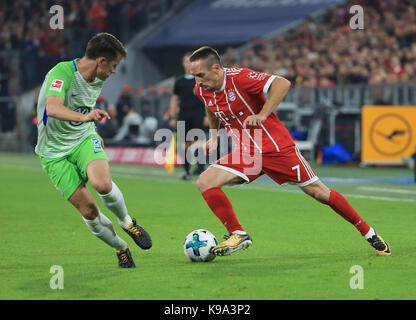 München, Deutschland. 22 Sep, 2017. Bayern München Franck Ribery (R) bricht durch während der Deutschen Bundesligaspiel zwischen Bayern München und dem VfL Wolfsburg in München, Deutschland, an Sept. 22, 2017. Das Match endete mit einem Unentschieden von 2-2. Credit: Philippe Ruiz/Xinhua/Alamy leben Nachrichten Stockfoto