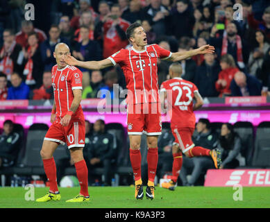 München, Deutschland. 22 Sep, 2017. Bayern München Robert Lewandowski (vorn R) feiert nach dem Scoring während der Deutschen Bundesligaspiel zwischen Bayern München und dem VfL Wolfsburg in München, Deutschland, an Sept. 22, 2017. Das Match endete mit einem Unentschieden von 2-2. Credit: Philippe Ruiz/Xinhua/Alamy leben Nachrichten Stockfoto