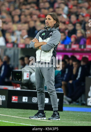 München, Deutschland. 22 Sep, 2017. Wolfsburgs Trainer Martin Schmidt blickt auf während der Deutschen Bundesligaspiel zwischen Bayern München und dem VfL Wolfsburg in München, Deutschland, an Sept. 22, 2017. Das Match endete mit einem Unentschieden von 2-2. Credit: Philippe Ruiz/Xinhua/Alamy leben Nachrichten Stockfoto