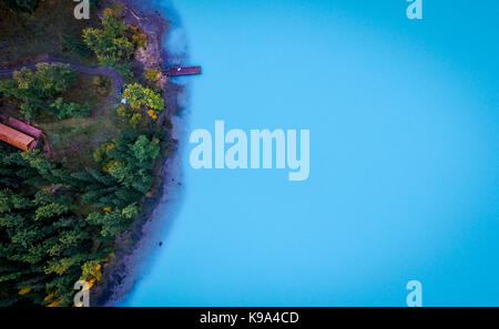 Kanas. 22 Sep, 2017. Luftaufnahme auf Sept. 22, 2017 zeigt die Herbstlandschaft Der Kanas See in der kanas Scenic Area, Nordwesten Chinas Autonomen Region Xinjiang Uygur. Credit: Zhao Ge/Xinhua/Alamy leben Nachrichten Stockfoto