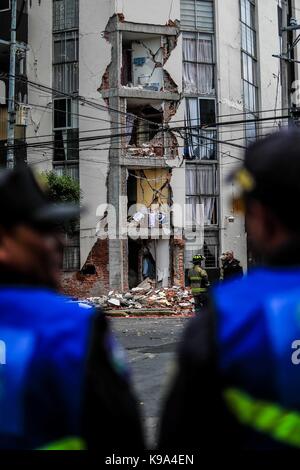 Mexiko City, Mexiko. 22 Sep, 2017. Die Struktur des Gebäudes von Nicolas San Juan und Morena der Kolonie Del Valle Norte des Benito Juarez Delegation wurde streng nach dem Erdbeben vom 19. September beschädigt, diese Wohnanlage kann nicht mehr bewohnt werden und wird abgerissen werden, Mexiko City am 22. September 2017 (Foto: Luis Gutierrez/NortePhoto.com) Credit: NortePhoto.com/Alamy leben Nachrichten Stockfoto