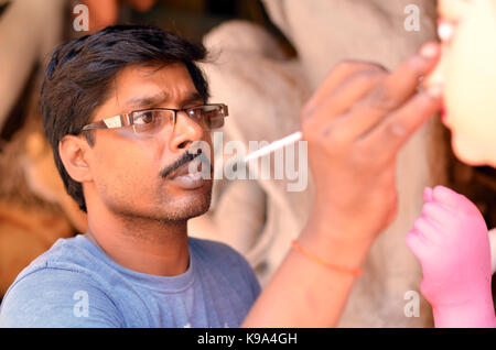 New Delhi, Indien. 19 Sep, 2017. Artist Govind Nath arbeitet auf seine Göttin zahlen für die hinduistische Fest 'Durga Puja' in seiner Werkstatt in Neu Delhi, Indien, 19. September 2017. Credit: Karen Bauer/dpa/Alamy leben Nachrichten Stockfoto