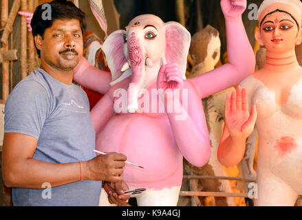 New Delhi, Indien. 19 Sep, 2017. Artist Govind Nath arbeitet auf seine Göttin zahlen für die hinduistische Fest 'Durga Puja' in seiner Werkstatt in Neu Delhi, Indien, 19. September 2017. Credit: Karen Bauer/dpa/Alamy leben Nachrichten Stockfoto