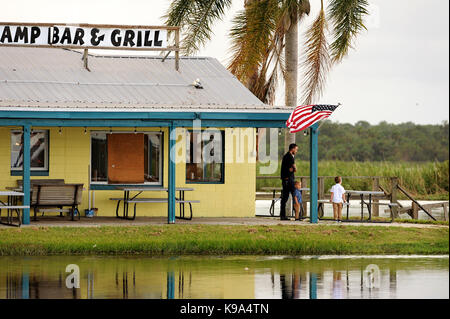 Genf, United States. 22 Sep, 2017. September 22, 2017 - Genf, Florida, United States - Menschen schauen Sie in den Gewässern rund um die Jolly Gator Fish Camp Bar und Grill am St. John's River in Genf, Florida, wo Hunderte von toten Fischen bis am 22. September 2017 gewaschen haben. Hurricane Irma hat eine große Fische töten während des Zustandes von Florida als Fische ersticken aus abgereichertem Sauerstoffgehalt im Wasser verursacht. Credit: Paul Hennessy/Alamy leben Nachrichten Stockfoto