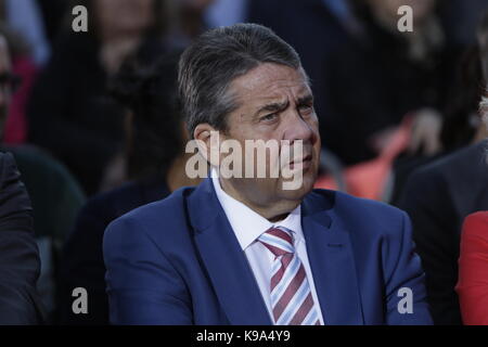 Berlin, Deutschland. 22 Sep, 2017. Sigmar Gabriel, der Bundesminister für auswärtige Angelegenheiten und Vizekanzler, hört auf Martin Schulz die Rede. Die Kandidaten für den deutschen Kanzlerkandidaten der SPD (Sozialdemokratische Partei Deutschlands) war der Hauptredner auf einer großen Kundgebung im Zentrum von Berlin, zwei Tage vor der deutschen Bundestagswahl. Credit: SOPA Images Limited/Alamy leben Nachrichten Stockfoto