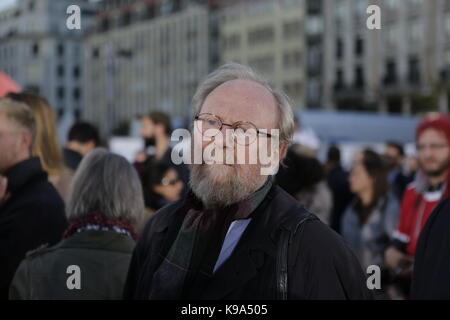 Berlin, Deutschland. 22 Sep, 2017. Wolfgang Thierse, der ehemalige Präsident des Deutschen Bundestags, wird an der Rallye. Die Kandidaten für den deutschen Kanzlerkandidaten der SPD (Sozialdemokratische Partei Deutschlands) war der Hauptredner auf einer großen Kundgebung im Zentrum von Berlin, zwei Tage vor der deutschen Bundestagswahl. Credit: SOPA Images Limited/Alamy leben Nachrichten Stockfoto