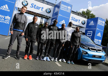 Philipp Pfleger aus Deutschland, Kenenisa Bekele aus Äthiopien, Valary Aiyabei aus Kenia, Eliud Kipchoge aus Kenia, Gladys Cherono aus Kenia, Wilson Kipsang aus Kenia und Amane Beriso aus Äthiopien für die Kameras an den Start stellen. Die führenden männlichen und weiblichen Läufern zum 44. BMW Berlin Marathon sowie zwei Guinness Welten Datensätze Kandidaten für die Kameras am Start des Marathons. Stockfoto