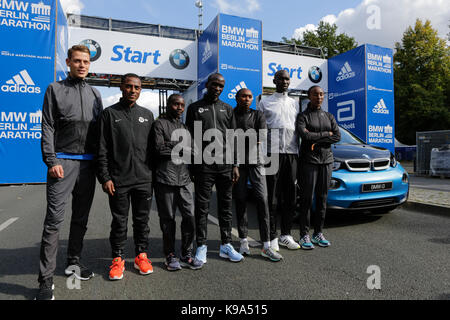 Philipp Pfleger aus Deutschland, Kenenisa Bekele aus Äthiopien, Valary Aiyabei aus Kenia, Eliud Kipchoge aus Kenia, Gladys Cherono aus Kenia, Wilson Kipsang aus Kenia und Amane Beriso aus Äthiopien für die Kameras an den Start stellen. Die führenden männlichen und weiblichen Läufern zum 44. BMW Berlin Marathon sowie zwei Guinness Welten Datensätze Kandidaten für die Kameras am Start des Marathons. Stockfoto