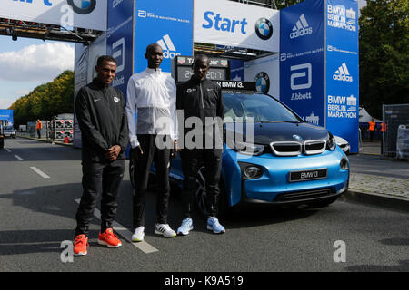 Kenenisa Bekele aus Äthiopien, Eliud Kipchoge aus Kenia und Wilson Kipsang aus Kenia für die Kameras an den Start stellen. Die führenden männlichen und weiblichen Läufern zum 44. BMW Berlin Marathon sowie zwei Guinness Welten Datensätze Kandidaten für die Kameras am Start des Marathons. Stockfoto