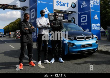 Kenenisa Bekele aus Äthiopien, Eliud Kipchoge aus Kenia und Wilson Kipsang aus Kenia für die Kameras an den Start stellen. Die führenden männlichen und weiblichen Läufern zum 44. BMW Berlin Marathon sowie zwei Guinness Welten Datensätze Kandidaten für die Kameras am Start des Marathons. Stockfoto