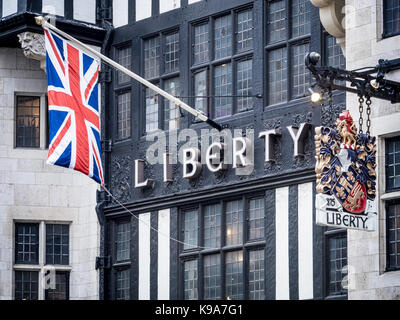 Liberty London - Zeichen und Markierungen außerhalb der high end Liberty Department Store im Londoner Stadtteil Soho die Carnaby Street, Regents Street Stockfoto