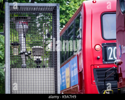 London Air Quality Monitoring - Eine stichprobenartige Überwachung der Luftqualität Station an der belebten Euston Road in London, Großbritannien Stockfoto