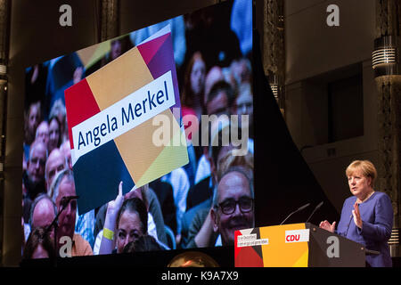 Neuss, Deutschland. 21. September 2017. Bundeskanzlerin Angela Merkel besucht eine Sammlung für die Bundestagswahl im Swissotel Düsseldorf/Neuss. Stockfoto