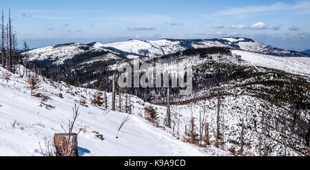 Winter schlesischen Beskiden in Polen skrzyczne und andere Hügel, Schnee und blauem Himmel von Wanderweg in der Nähe von barania gora Hill Stockfoto