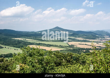 Blick von ostry Hill in der Nähe von lovosice Stadt Ceske Stredohori Berge in der Tschechischen Republik mit Hügel und Landschaft Balg Stockfoto