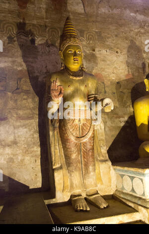 Dambulla Sri Lanka Dambulla Höhlen Tempeln - Höhle II Maharaja Viharaya Statue des Buddha stehend mit der rechten Hand in Vitarka Mudra Geste der Diskussion und der Weitergabe der Buddhistischen Lehre Stockfoto