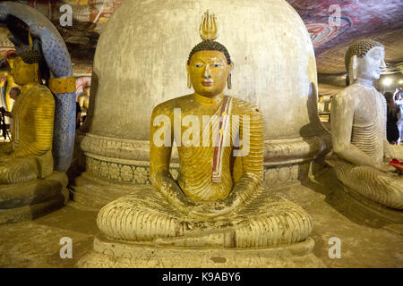 Dambulla Sri Lanka Dambulla Höhlen Tempeln - Höhle II Maharaja Viharaya Statue des Sitzenden Buddha, Dhyana Mudra Geste der Meditation Vor Dagoba Stockfoto