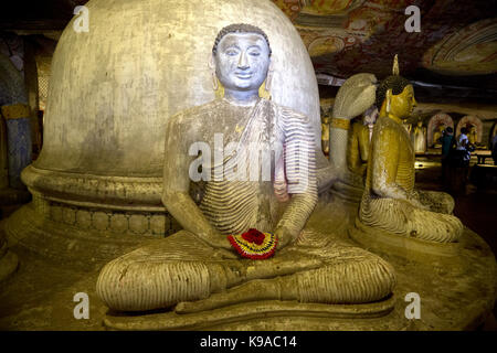 Dambulla Sri Lanka Dambulla Höhlen Tempeln - Höhle II Maharaja Viharaya Statue des Sitzenden Buddha, Dhyana Mudra Geste der Meditation mit Blume Angebot in Händen Vor Dagoba Stockfoto