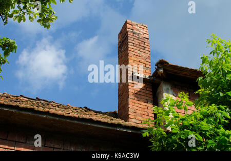 Gemauerten Schornstein auf Haus im Land Stockfoto
