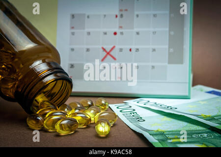 Kalender notieren der Tag der Zahlung, Flasche mit Pillen von Knoblauch Öl zusammen mit zwei Karten von hundert Euro, Konzept der pharmazeutischen Eigenanteil Stockfoto