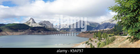 Lake Reservoir an Riaño in Castila und León. Spanien. Riano war von Wasser während der Bau der Talsperre abgedeckt. Stockfoto