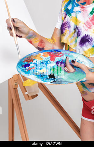 Künstlerin holding Palette mit Farben für die Zeichnung Stockfoto