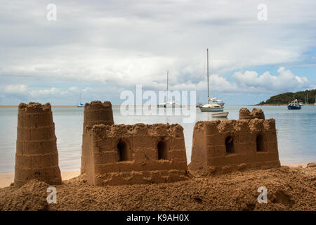 Eine Festung aus Sand wacht über die Yachten vor Anker in der Bucht Stockfoto