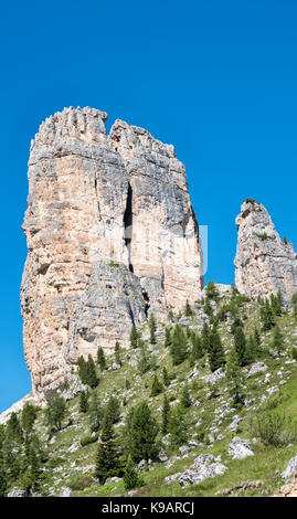 Die Dolomiten, Norditalien. Die riesigen Türme der Cinque Torri sind ein beliebter Ort für Kletterer (hier vom Fernwanderweg AV1 aus gesehen) Stockfoto