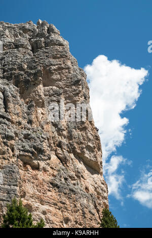 Die Dolomiten, Norditalien. Bergsteiger auf einer der riesigen Türme der Cinque Torri Stockfoto