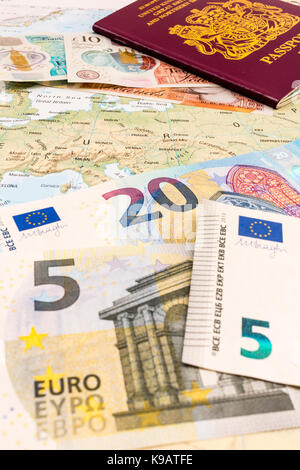 Europa. Karte von Europa mit dem Euro und dem Britischen Banknoten, und einen britischen Paß auf die Oberseite. Karte zeigt, Frankreich, Deutschland, Dänemark und anderen Ländern. Stockfoto