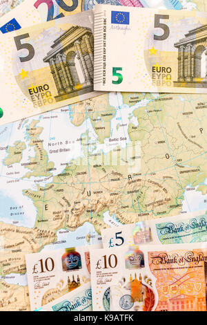 Europa. Karte von Europa mit 5- und 20-Euro-Banknoten und British 5 £ £ 10 Banknoten auf der Oberseite. Karte zeigt, Frankreich, Deutschland, Dänemark und Großbritannien. Stockfoto