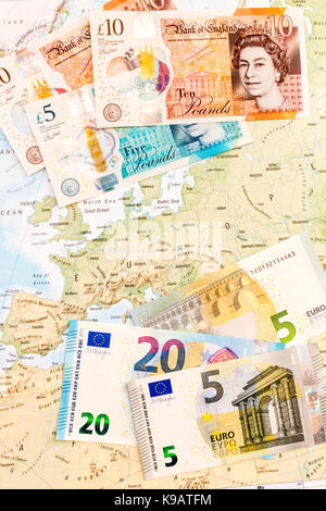 Europa. Karte von Europa mit dem Euro und dem Britischen Banknoten auf der Oberseite. Stockfoto