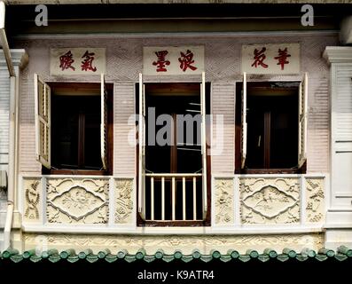 Traditionelle Singapur shop Haus außen mit Windows, weiße hölzerne Lamellenfensterläden, cremefarbenen Fassade und Chinesische Kalligraphie auf historischen Duxton Road Stockfoto