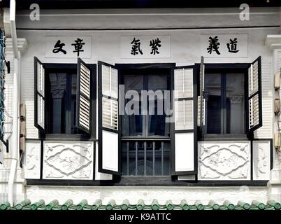 Traditionelle Singapur shop Haus außen mit Windows und schwarze und weiße hölzerne Lamellenfensterläden und Chinesische Kalligraphie auf historischen Duxton Road Stockfoto