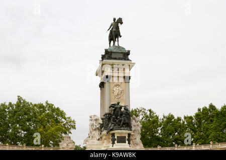 Alfonso XII Monument im Parque del Retiro in Madrid. Buen Retiro Park (Parque del Buen Retiro) Stockfoto