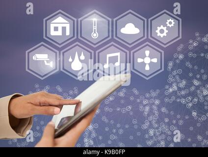 Digital composite einer Hand, die Tablette mit smart home Schnittstelle und Anschlüsse Stockfoto
