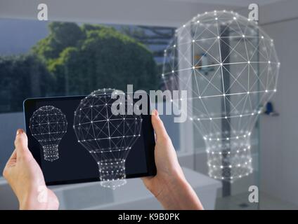 Digital composite einer Hand, die Tablette mit Glühlampe Stecker Stockfoto