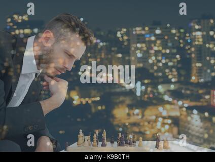 Digital composite Besonnener Geschäftsmann gegen Landschaft der Lichter der nächtlichen Stadt Stockfoto