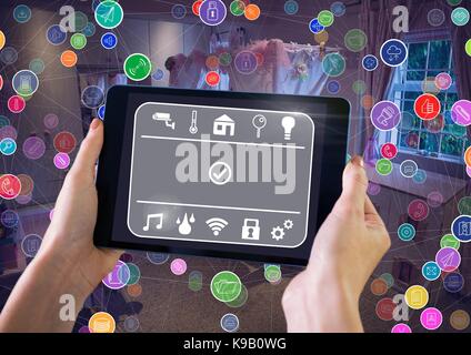 Digital composite einer Hand, die Tablette mit smart home Schnittstelle und Anschlüsse Stockfoto