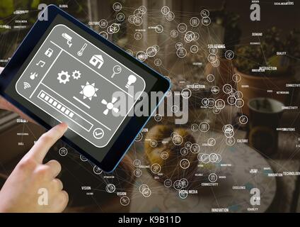 Digital composite einer Hand, die Tablette mit smart home Schnittstelle und Anschlüsse Stockfoto