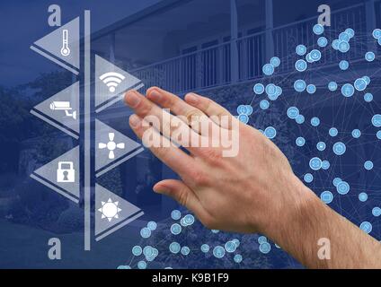 Digital composite von Hand berühren Tablet mit smart home Schnittstelle und Anschlüsse Stockfoto