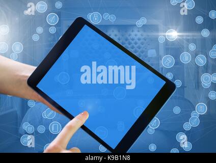 Digital composite einer Hand, die Tablette mit Stecker Stockfoto