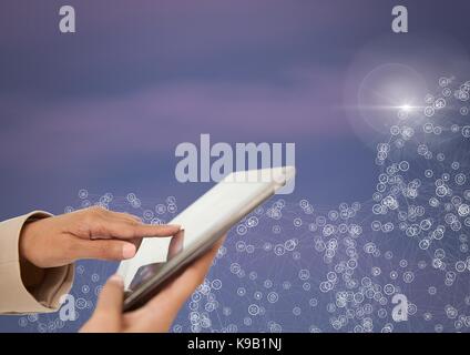 Digital composite einer Hand, die Tablette mit Stecker Stockfoto