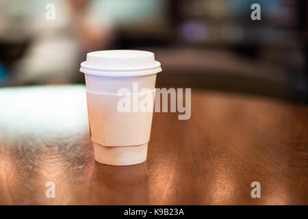 Nehmen Sie Kaffee Tasse auf dem Tisch Stockfoto