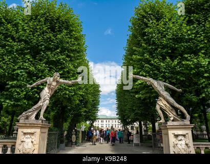 SALZBURG, Österreich - Juli 25., 2017. Statuen bewacht den Eingang des Schloss Mirabell Gardens in Salzburg, Österreich Stockfoto
