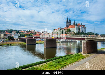 Deutschland, Sachsen, Meißen, Altstadt Brücke mit Blick auf die Albrechtsburg und Meißner Dom über den Fluss Elbe Stockfoto
