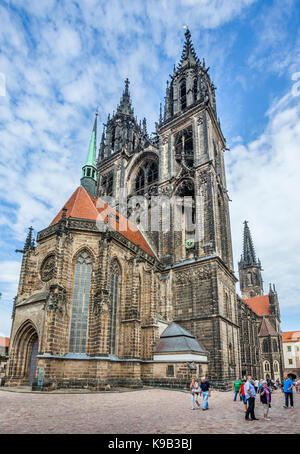 Deutschland, Sachsen, Meißen, Cathedral Square, Blick auf den Meißner Dom, westliche Fassade mit Prince's Kapelle auf Castle Hill Stockfoto