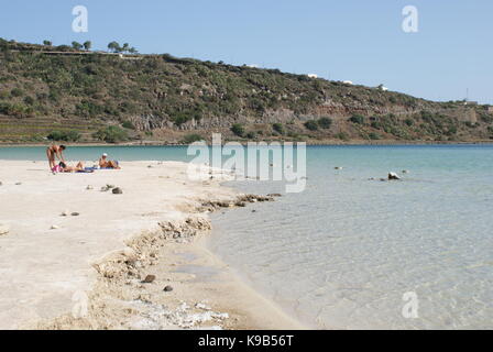 Entspannen Sie am Ufer des Sees Specchio di Venere, Pantelleria, Italien Stockfoto