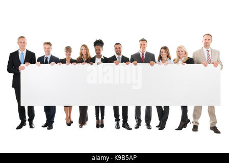 Volle Länge Rückansicht der Ärzte und Krankenschwestern vor weißem Hintergrund stehend Stockfoto